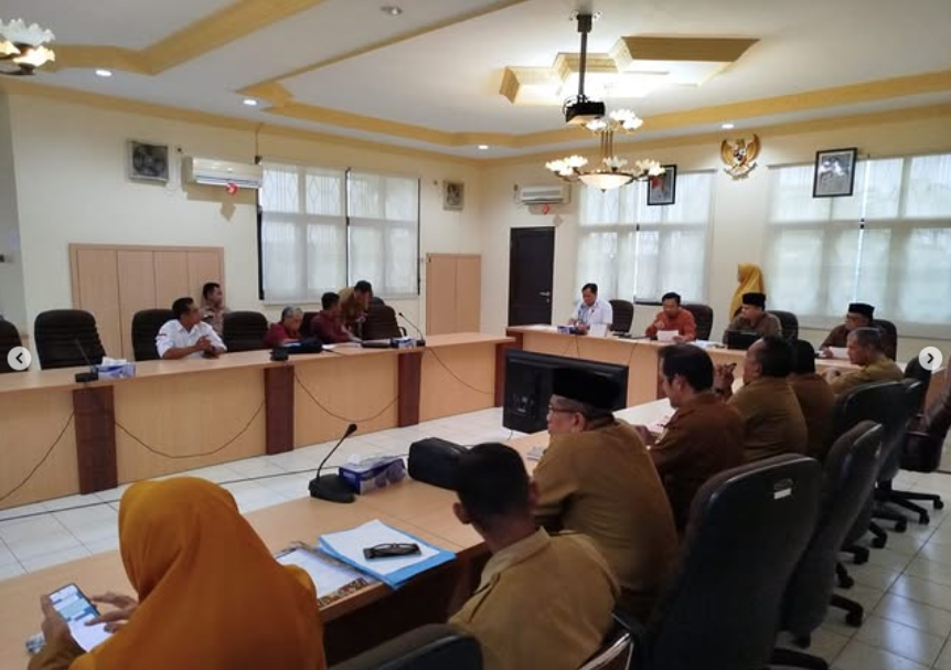 Lurah Selumit Bersama Kepala Seksi Tata Pemerintahan Menghadiri Rapat Dengar Pendapat (RDP) Terkait Lahan SDN 001 Kelurahan Selumit