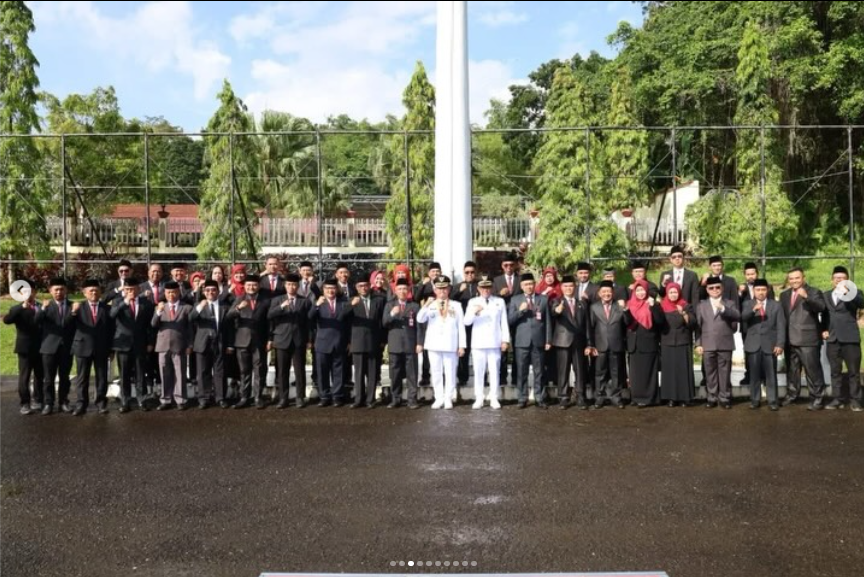 - Lurah Bersama Staf Kelurahan Selumit Menghadiri Upacara Peringatan Hari Otonomi Daerah ke-XXX Yang Dilaksanakan Di halaman Rumah Jabatan Wali Kota Tarakan