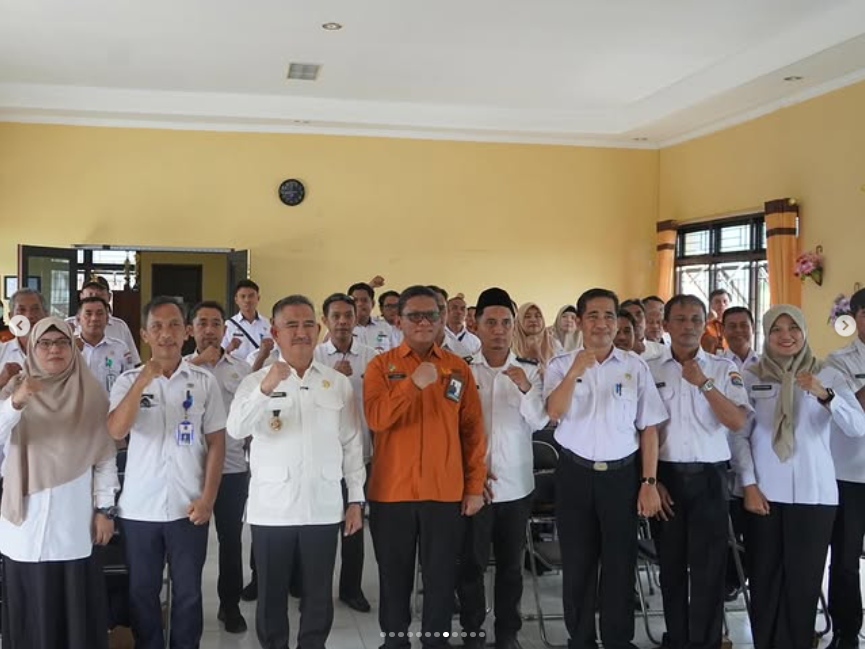  Lurah Selumit Bersama Sekretaris Kelurahan Dan Kepala Seksi Tata Pemerintahan Menghadiri kegiatan Pencanangan Desa Cinta Statistik (Desa Cantik) Tahun 2026 