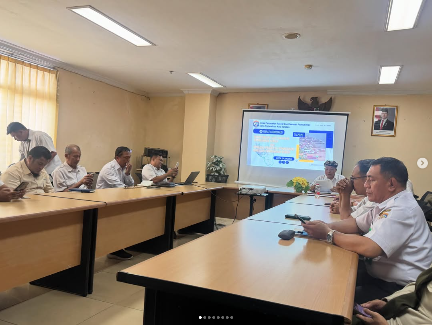  Lurah Selumit Menghadiri Rapat Bersama Lintas Sektor Terkait Laporan Perhitungan Luas Kawasan Permukiman kumuh Serta Pembahasan Rencana Prioritas Penanganan Permukiman Kumuh Di Kota Tarakan