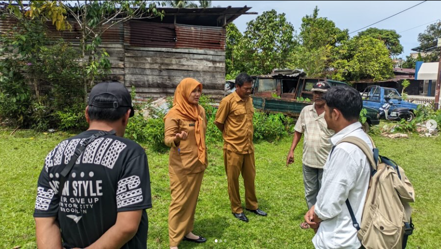 Lurah Kelurahan Selumit Bersama Ketua RT dan pelaksana dari PT Solusi Tunas Pratama Melaksanakan Pengecekan Lokasi Rencana Pembangunan Menara Telekomunikasi Di Wilayah Kelurahan Selumit