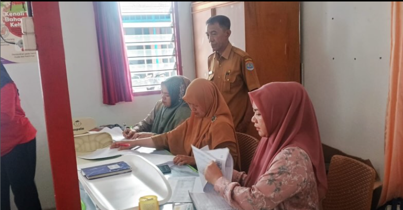 Kepala Seksi Pemberdayaan Masyarakat Kelurahan Selumit melaksanakan monitoring kegiatan MBG di Posyandu